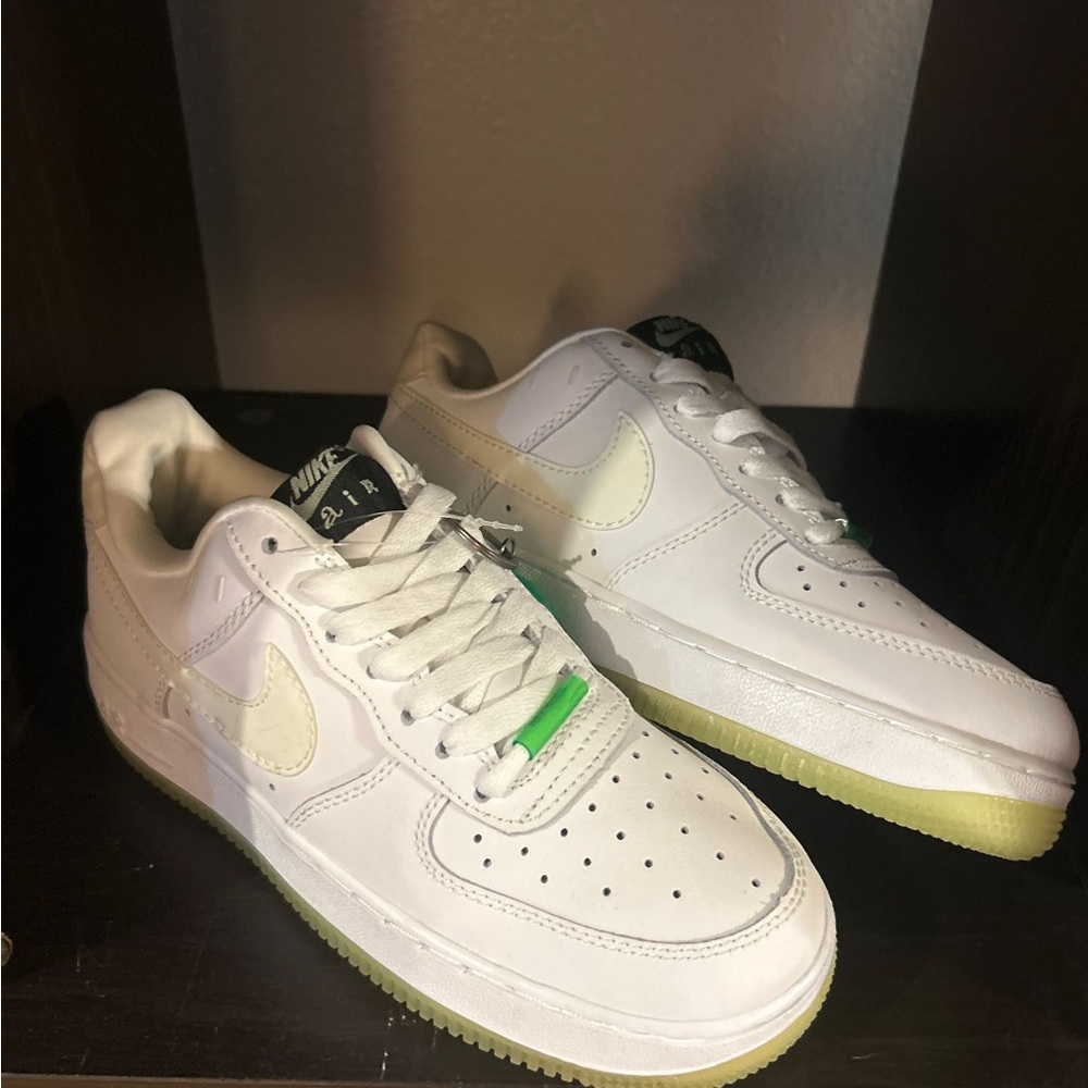 Jordan Women's Sneakers - White and Green